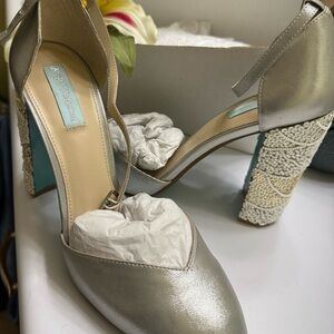 Betsy Johnson Elegant Silver Women's Heels SIZE 9 NEW in box